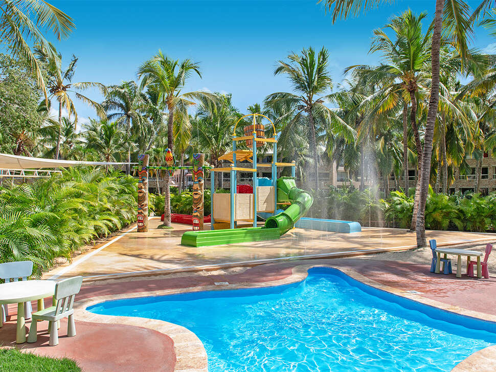 Een foto van het zwembad bij Viva Wyndham Dominicus Beach