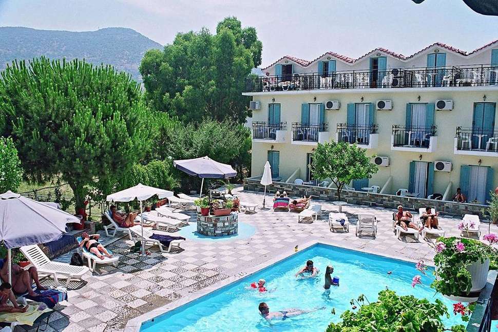 Een foto van het zwembad bij Hotel Theofilos Classic