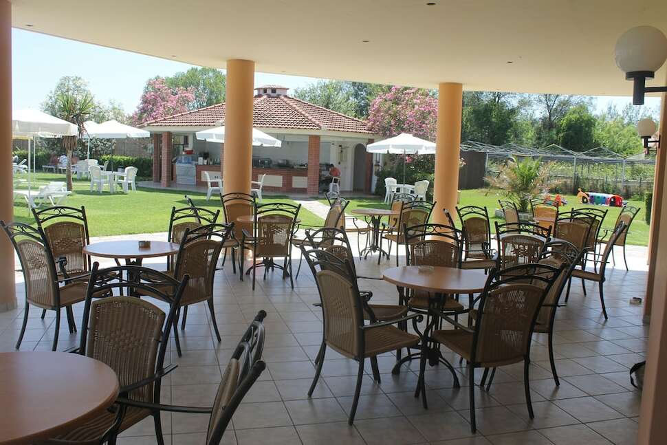 Een foto van het terras bij Hotel Pegasus Corfu