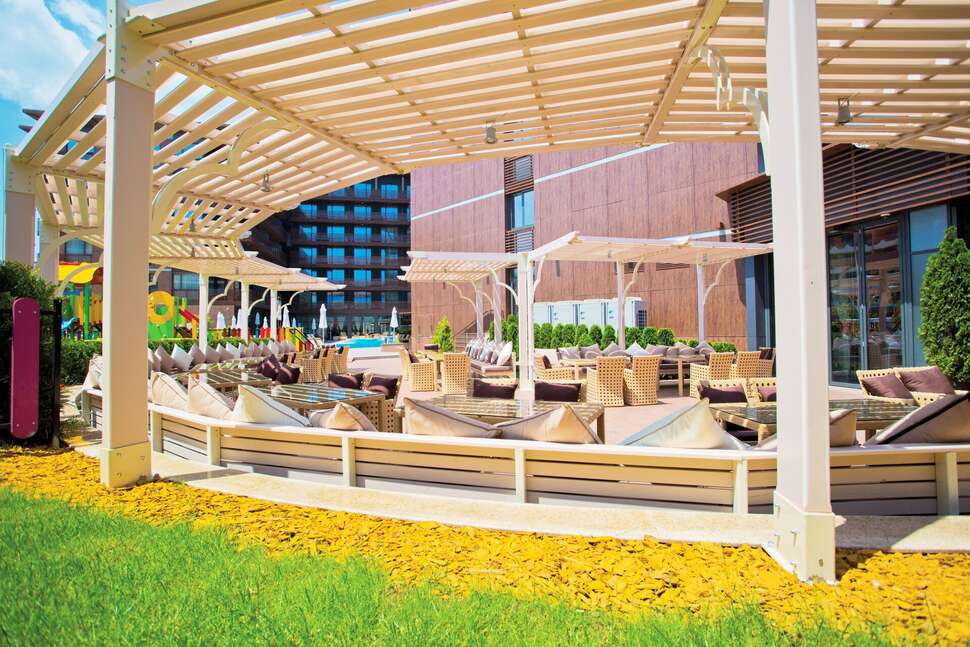 Een foto van het terras bij Galeon Residence Spa