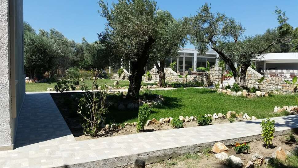 Een foto van het terras bij Saint George Resort Archangelos
