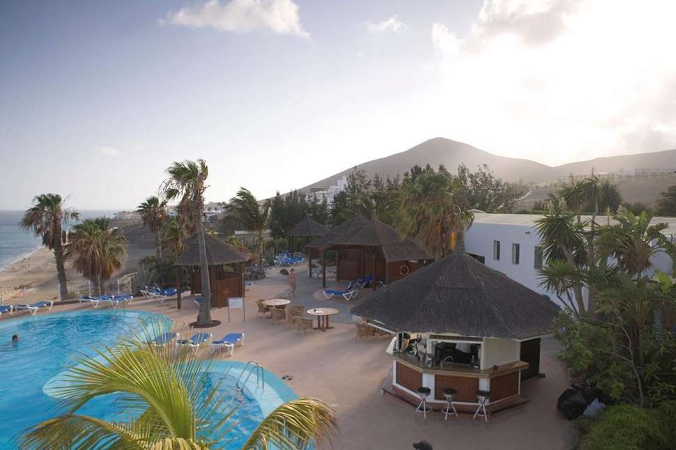 Een foto van het zwembad bij Robinson Club Esquinzo Playa