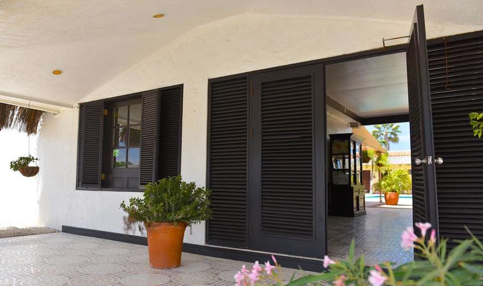 Een foto van het interieur van Arubiana Inn