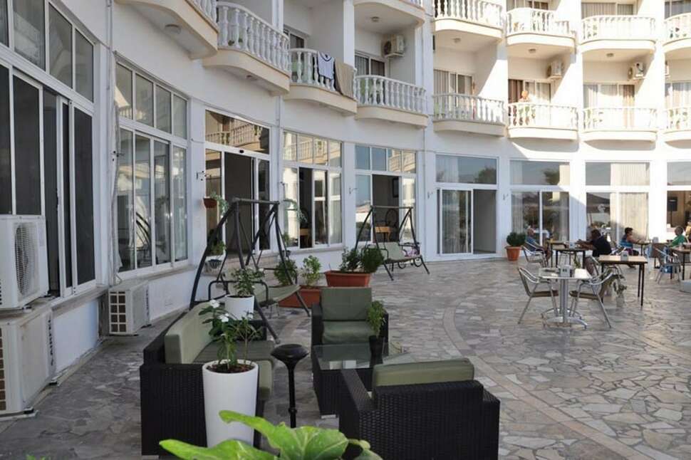 Een foto van het terras bij Hotel Sempati