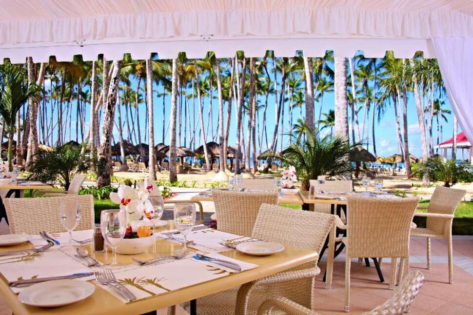 Een foto van het terras bij Luxury Bahia Principe Bouganville