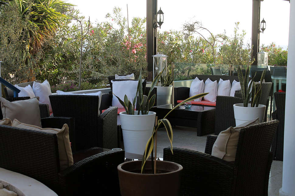 Een foto van het interieur van Vrachia Beach Hotel & Suites