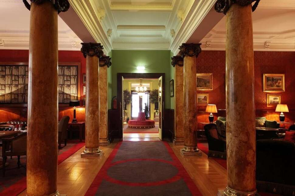 Een foto van het interieur van Grande Hotel Do Porto
