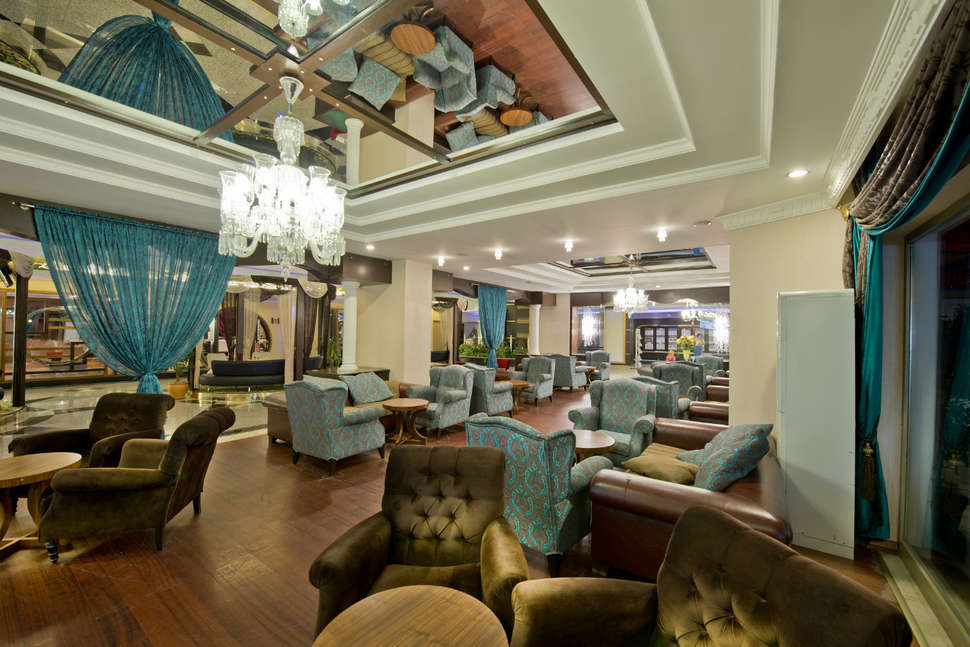 Een foto van het interieur van Doganay Beach Club
