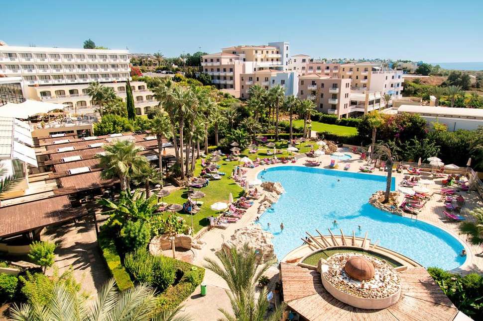 Een foto van het zwembad bij St. George Hotel Spa & Beach Resort