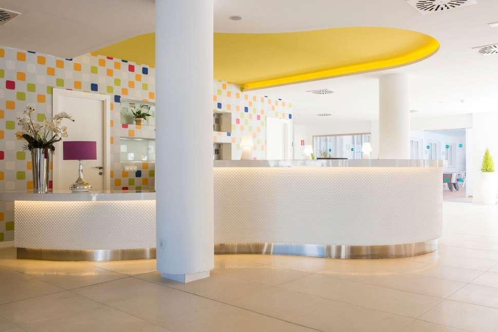 Een foto van het interieur van Anba Romani
