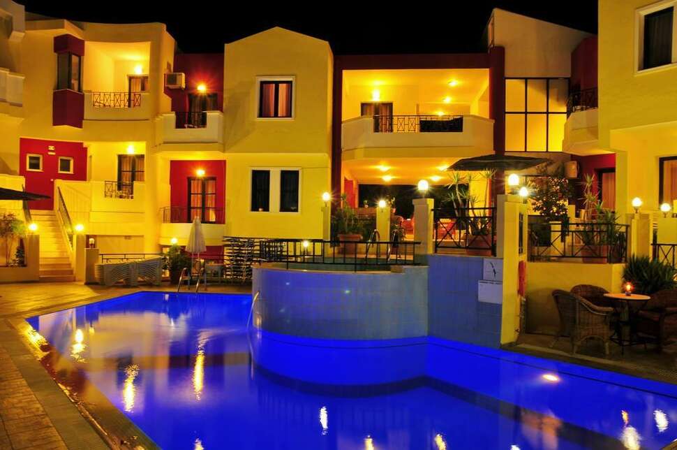 Ein Foto vom Pool im Ariadni Palace