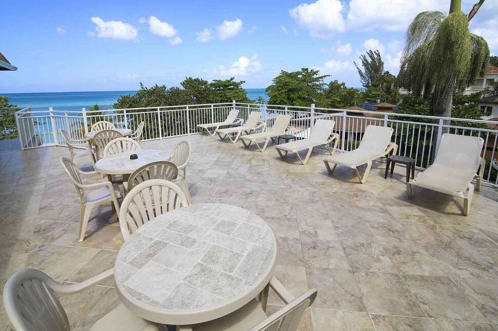 Een foto van het terras bij CocoLaPalm A Seaside Resort