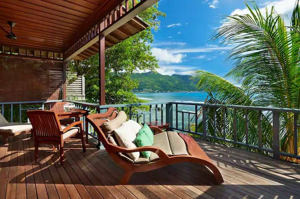 Een foto van het terras bij Hilton Seychelles Northolme Resort & Spa