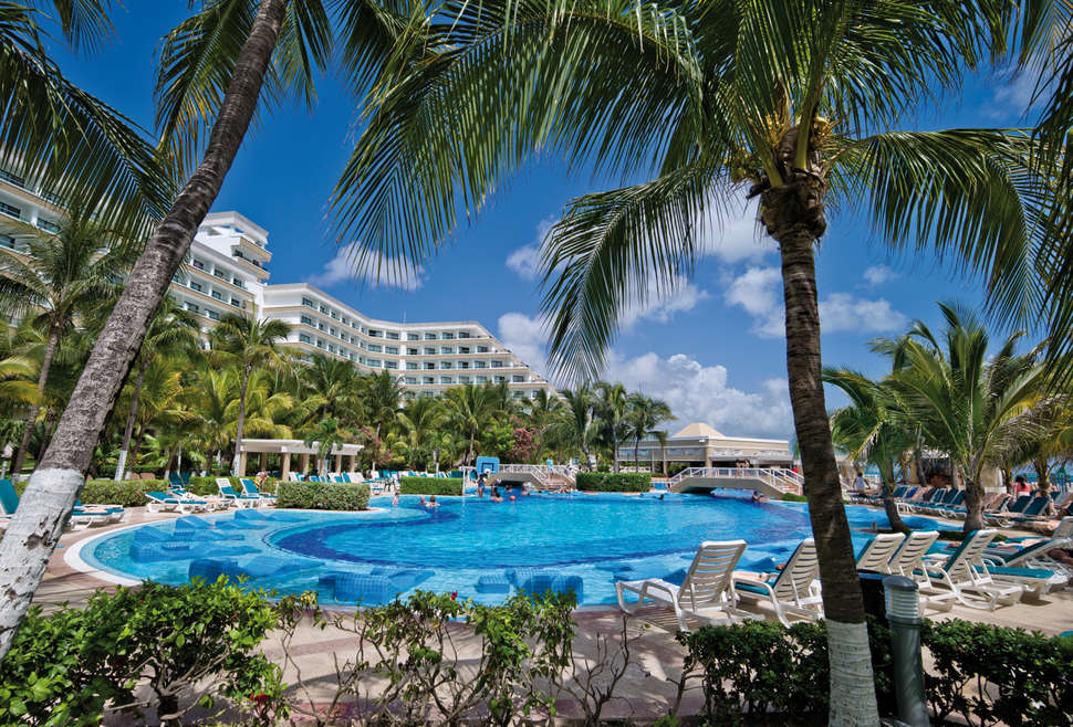 Een foto van het zwembad bij Riu Caribe
