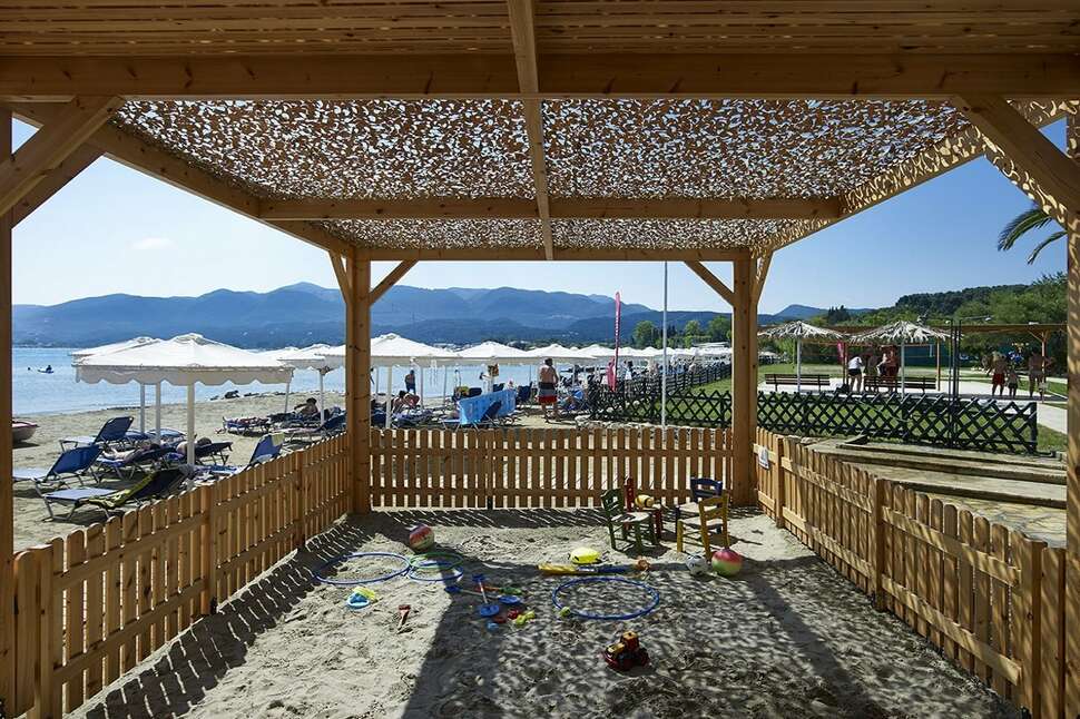 Een foto van het strand bij Roda Beach Resort & Spa