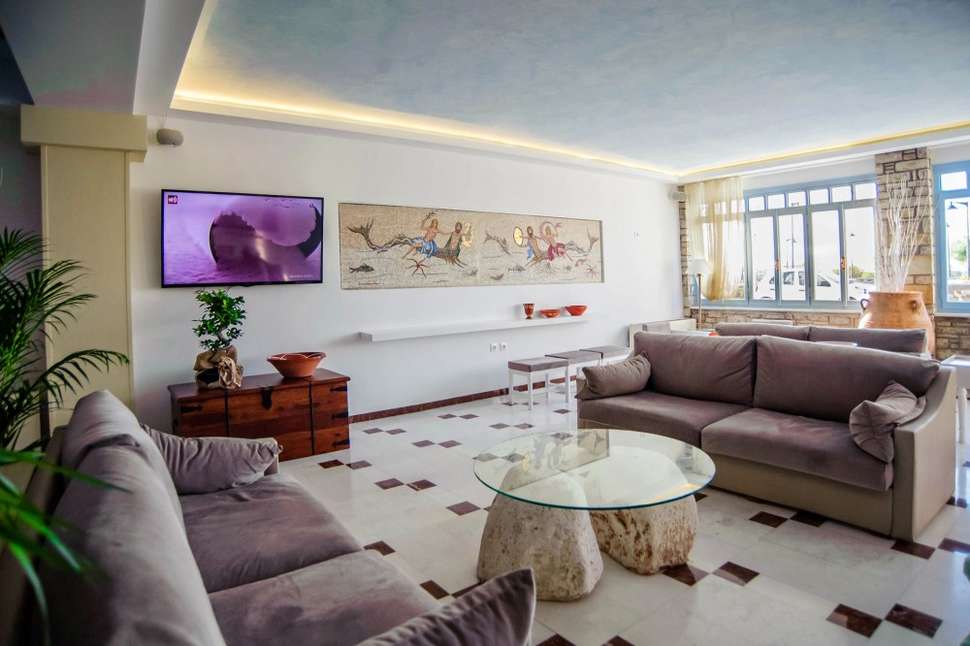 Een foto van het interieur van Erato Seaside Hotel