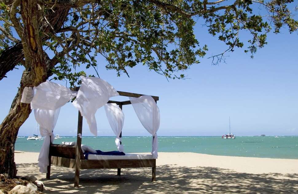 Een foto van het strand bij BlueBay Villas Doradas