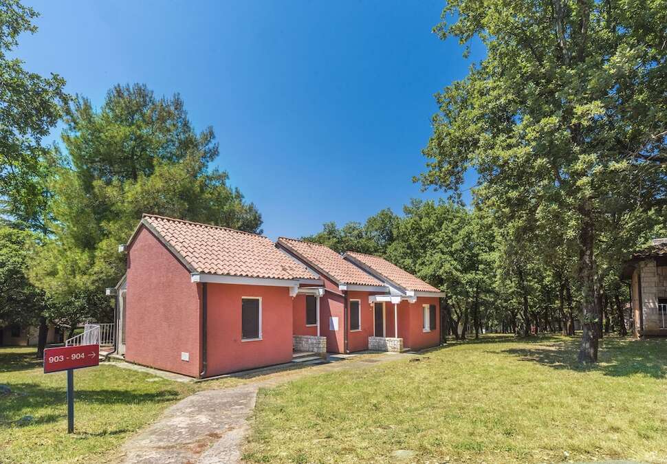 Een foto van de buitenkant van Appartementen Polynesia Plava Laguna