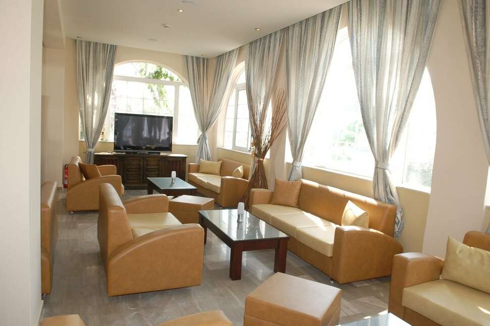 Een foto van het interieur van Sacallis Inn Beach Hotel
