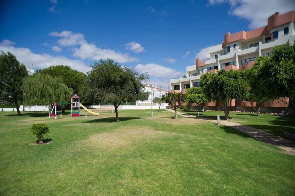 Een foto van het terras bij Grand Muthu Forte da Oura