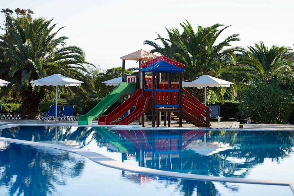 Een foto van het zwembad bij Roda Beach Resort & Spa