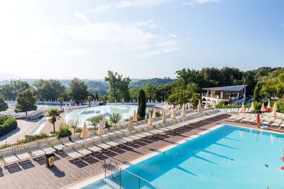 Een foto van het zwembad bij hu Norcenni Girasole Village