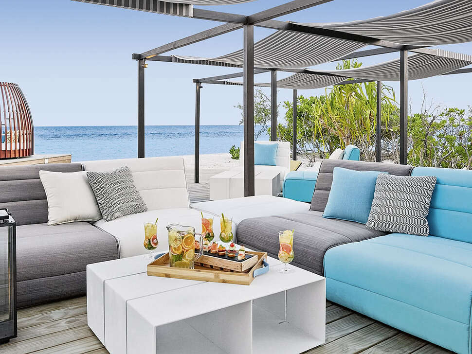 Een foto van het terras bij NH Collection Maldives Havodda Resort