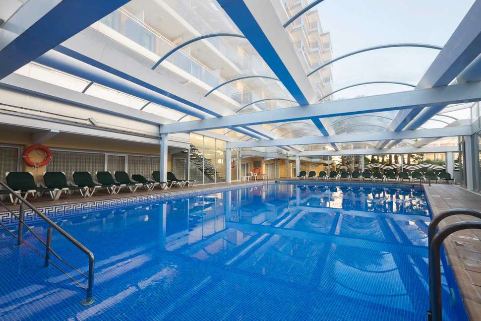 Een foto van het zwembad bij Rosamar Garden Resort