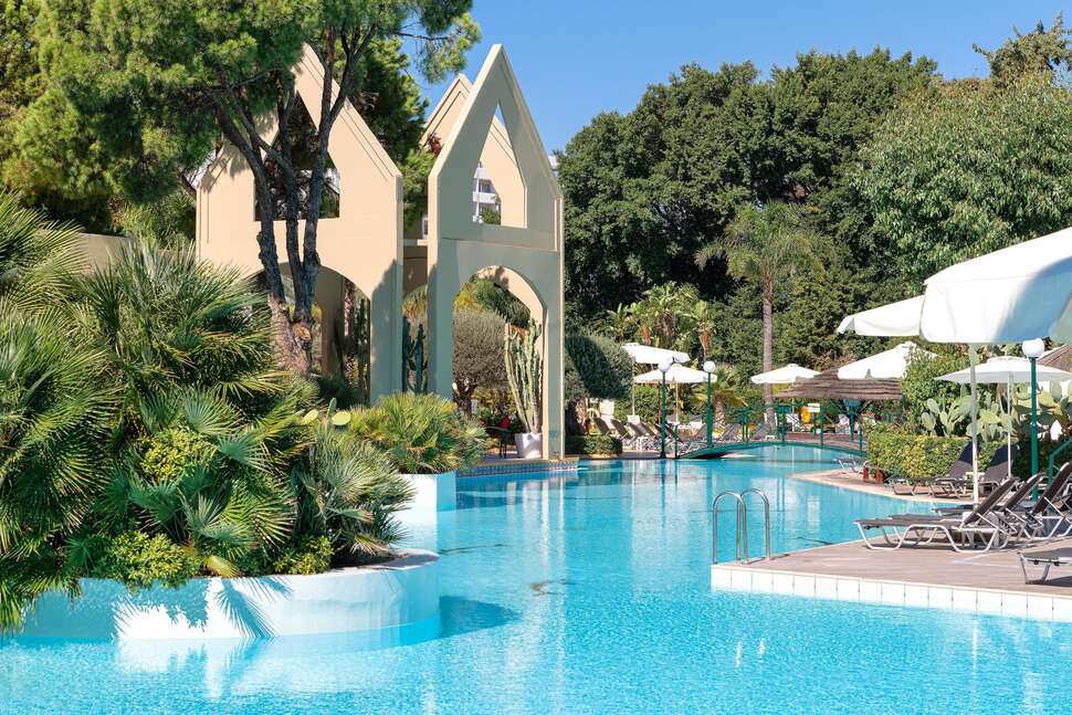 Een foto van het zwembad bij Dionysos Hotel