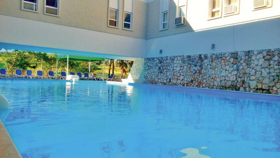 Ein Foto vom Pool im MarAzul Hotel