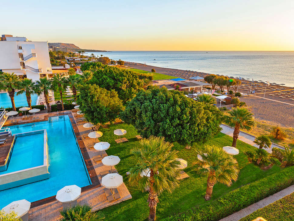 Een foto van het zwembad bij Blue Sea Beach Resort