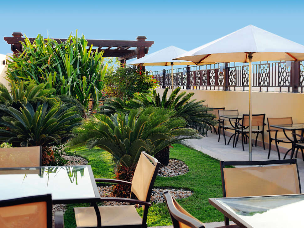 Een foto van het terras bij Mövenpick Hotel Appartementen Al Mamzar Dubai