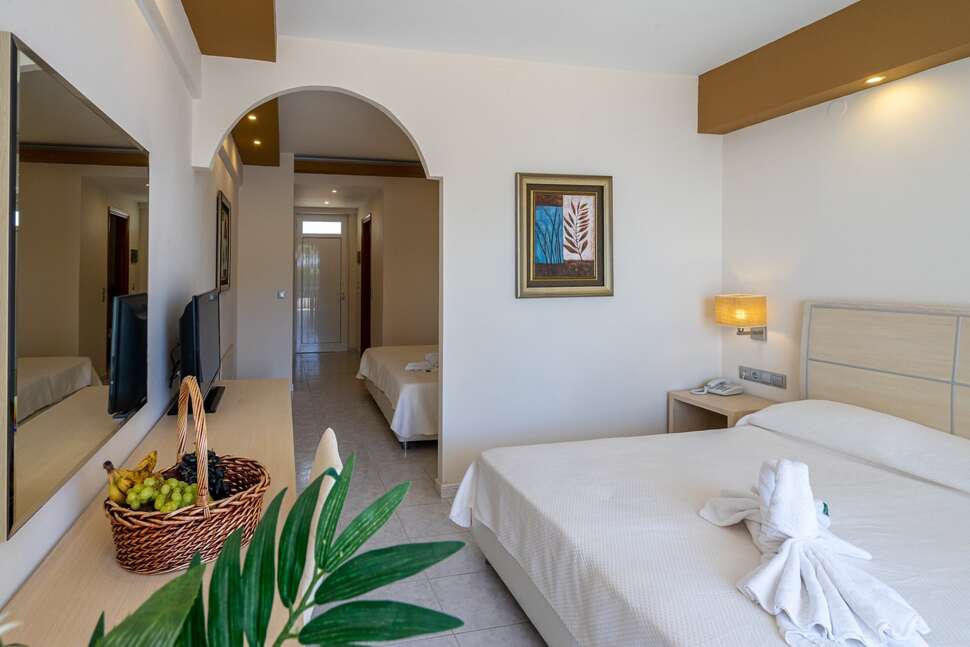 Een foto van Kamari Plus Hotel