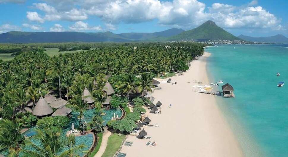 Een foto van het strand bij La Pirogue A Sun Resort