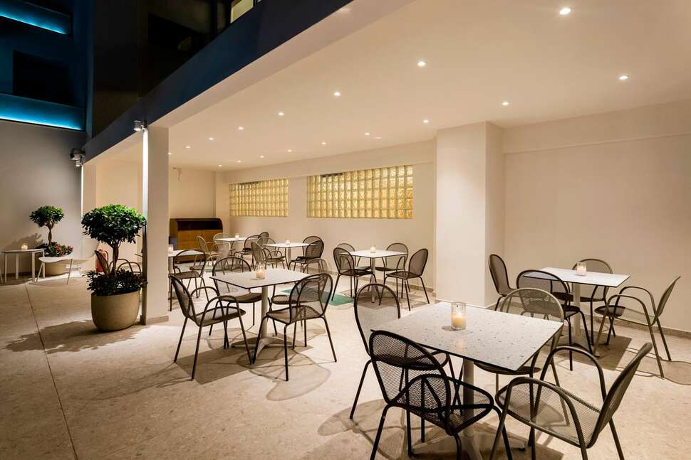 Een foto van het terras bij Acandia Hotel