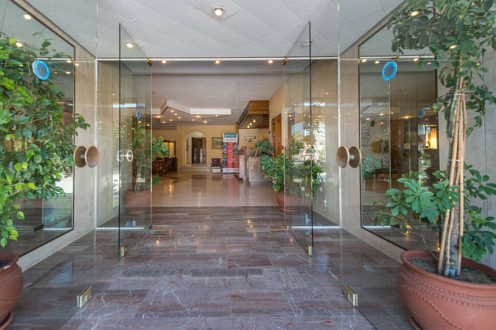 Een foto van de buitenkant van Astir Beach Hotel