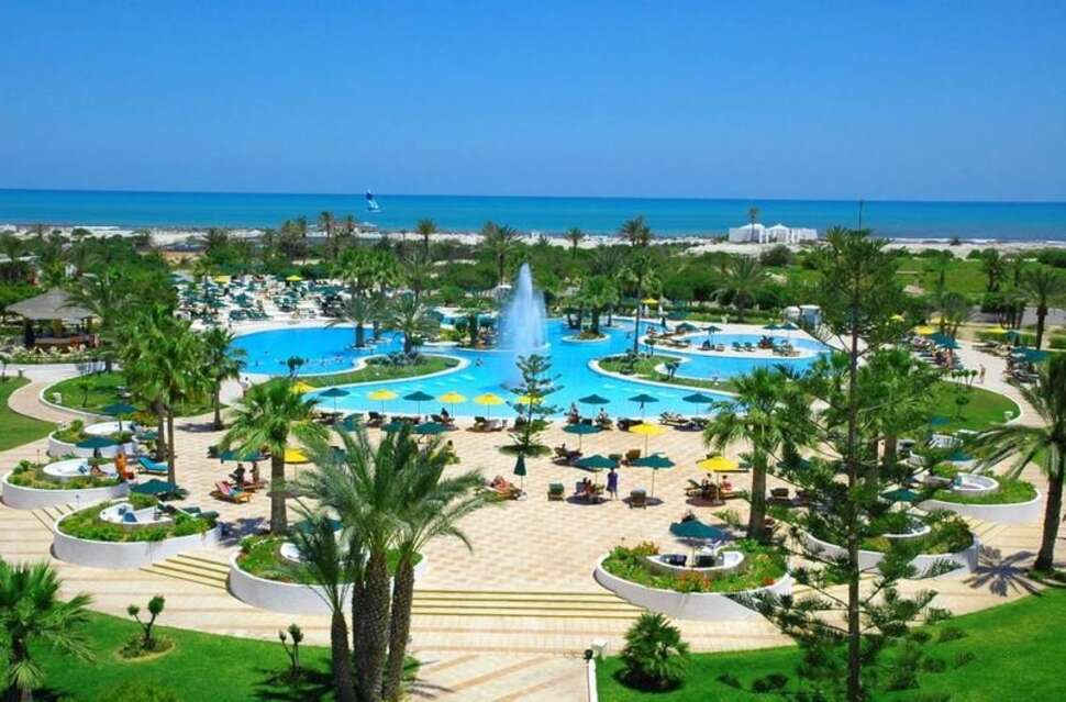 Een foto van het zwembad bij Djerba Plaza Thalasso & Spa