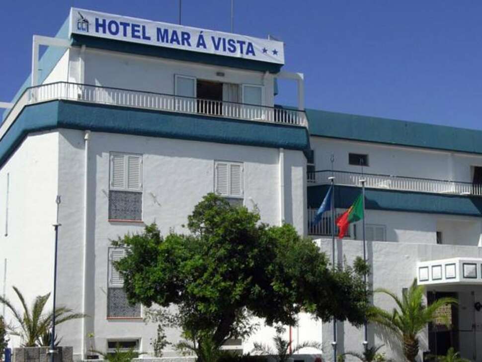Een foto van de buitenkant van Hotel Mar A Vista