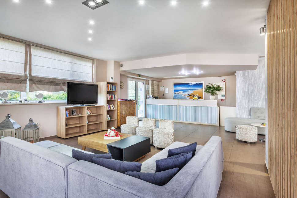 Een foto van het interieur van Anna Hotel