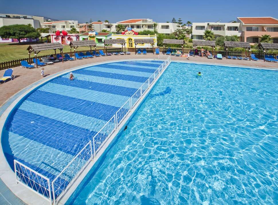 Een foto van het zwembad bij Kipriotis Village Resort