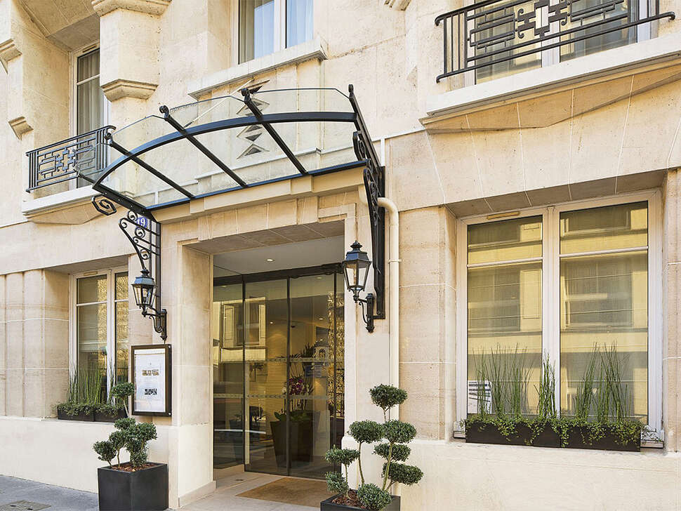 Een foto van de buitenkant van Hotel Victor Hugo Paris Kleber
