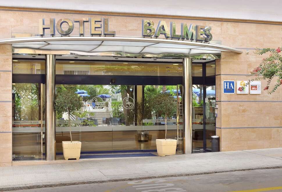 Ein Foto von der Außenansicht des GHT Balmes Hotel Aparthotel & Splash
