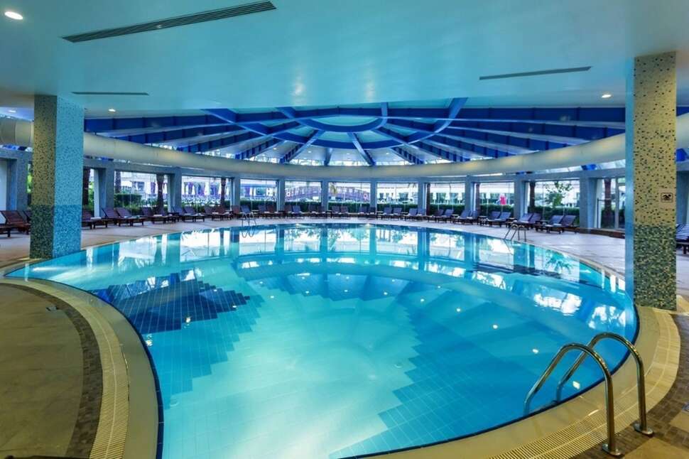 Een foto van het zwembad bij Mukarnas Spa Resort