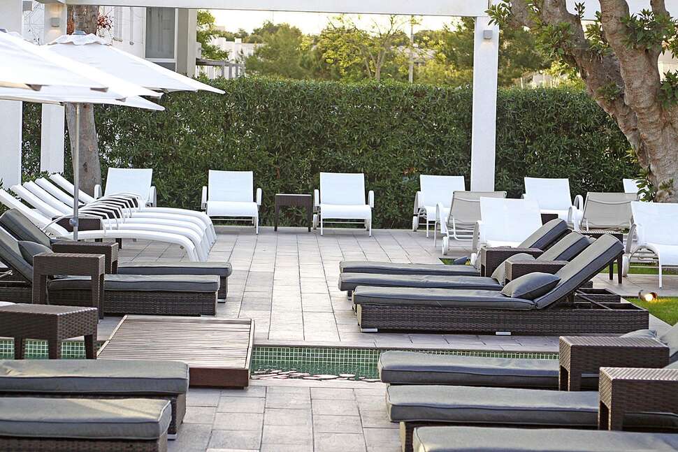 Een foto van het terras bij BG Caballero Hotel
