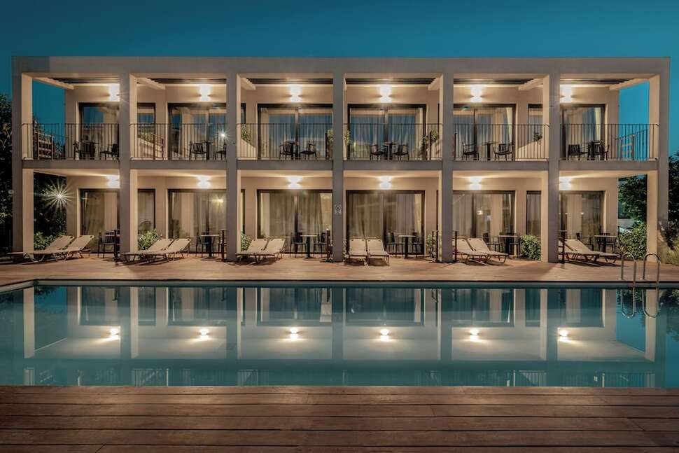 Een foto van het zwembad bij New Beach Hotel