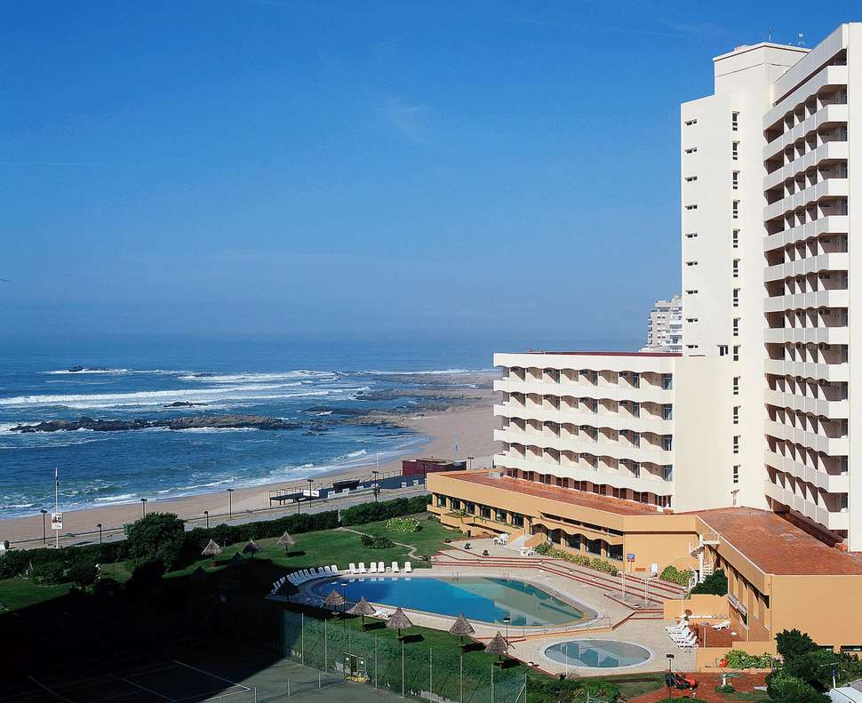 Een foto van het zwembad bij Axis Vermar Beach Hotel