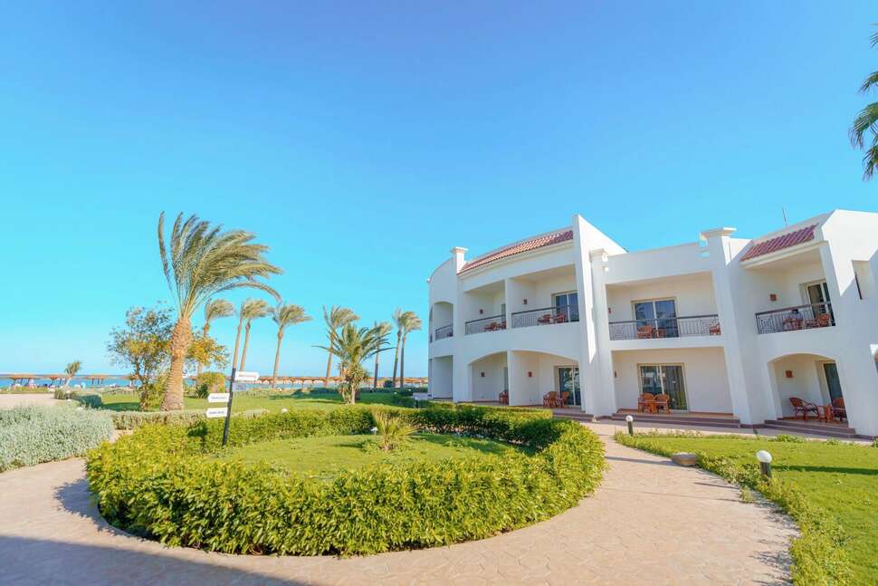 Een foto van de buitenkant van Sunrise Alma Bay Resort
