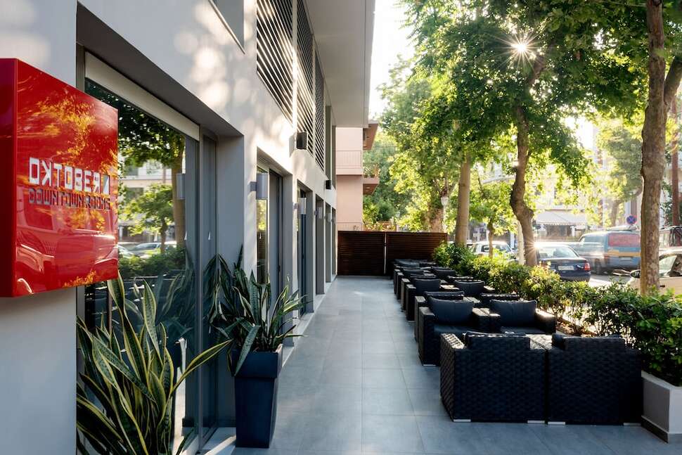Een foto van het terras bij Oktober Downtown Boutique Hotel