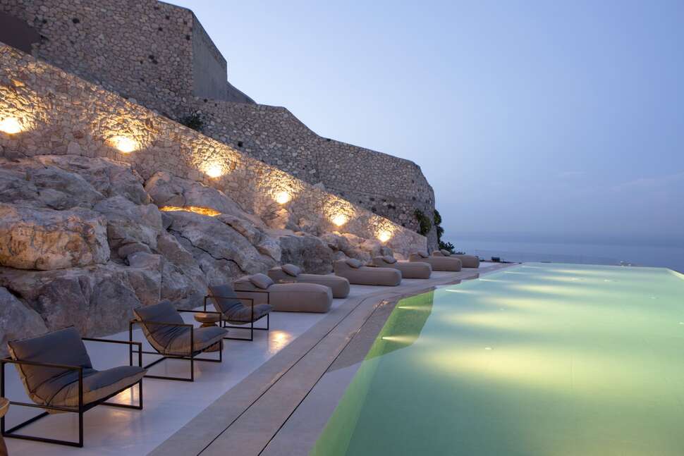 Ein Foto vom Pool im Elessa Hotel