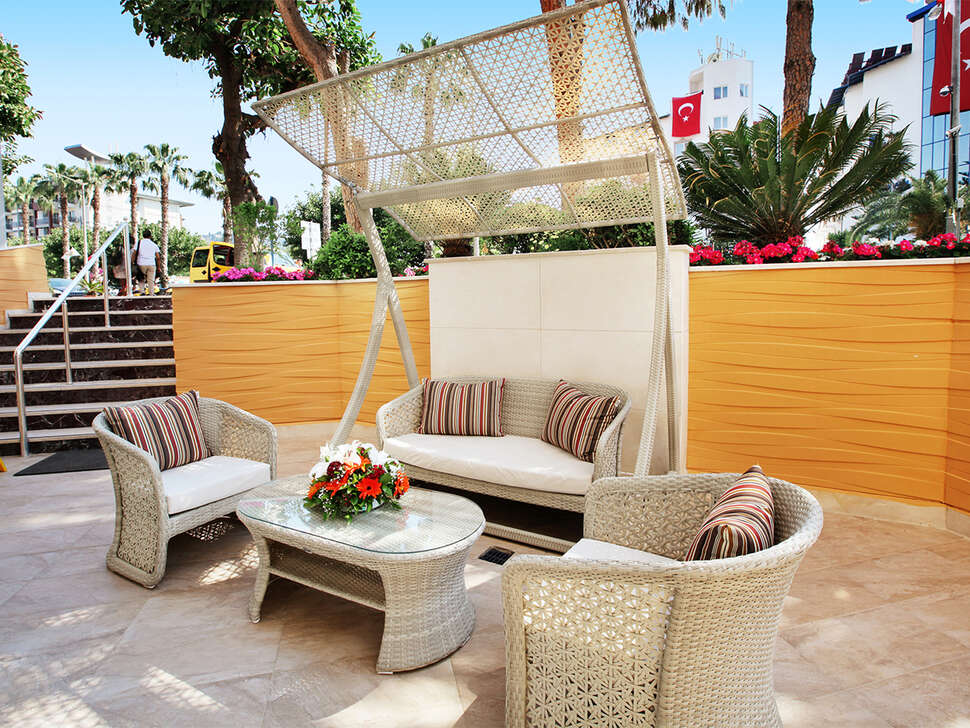 Een foto van het terras bij Alaiye Kleopatra Hotel